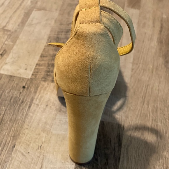 Women’s chunky 3” platform heel size 7 suede pumps - Picture 4 of 4